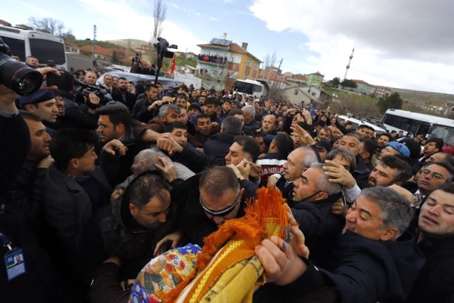 Kimliği Belirsiz Kadın, Şehit Cenazesinde Kılıçdaroğlu'na Seccade ile Saldırdı