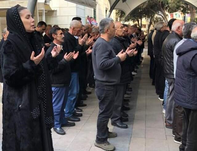 Şarkıcı Tuğba Özerk, 40 Gün Önce Kaybettiği Babası İçin Türkü Okudu