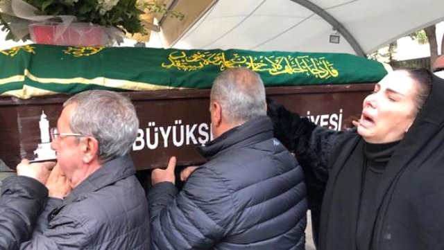 Şarkıcı Tuğba Özerk, 40 Gün Önce Kaybettiği Babası İçin Türkü Okudu