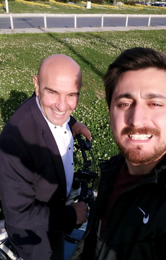 İzmir Büyükşehir Belediye Başkanı Tunç Soyer, Bisikletiyle İzmir Sokaklarında