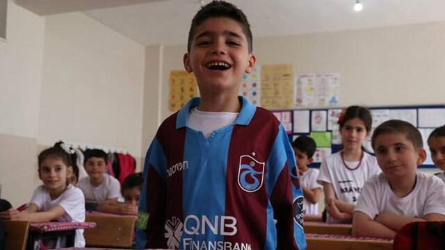 Yusuf Yazıcı'dan Anlamlı Hediye Yusuf Yazıcı'dan Anlamlı Hediye