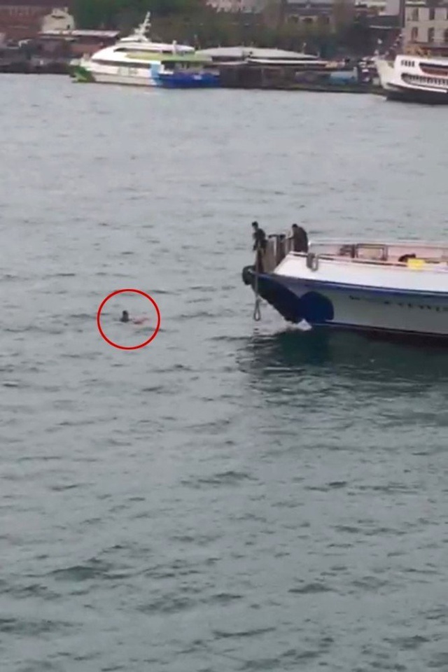 Karaköy'de Denize Düşen Bir Vatandaşın Kurtarılma Anı Kamerada