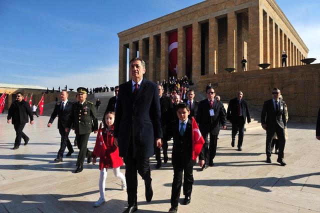 Milli Eğitim Bakanı Ziya Selçuk Öğrencilerle Birlikte Anıtkabir'deki Törene Katıldı