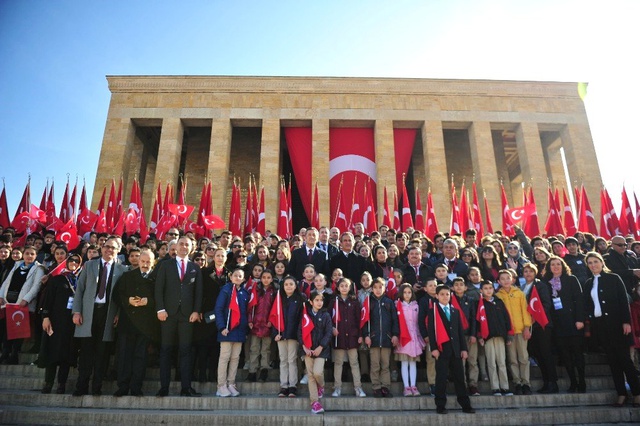 Milli Eğitim Bakanı Ziya Selçuk Öğrencilerle Birlikte Anıtkabir'deki Törene Katıldı