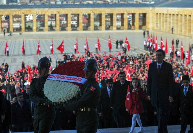 Milli Eğitim Bakanı Ziya Selçuk Öğrencilerle Birlikte Anıtkabir'deki Törene Katıldı