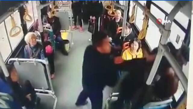 Yaşlı Adam Kendisine Yer Vermeyen Kadının Kucağına Oturup Tokat Attı! Yaşlı Adam, Kendisine Yer Vermeyen Kadının Kucağına Oturarak Tokat Attı!