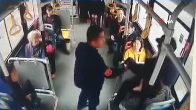 Yaşlı Adam Kendisine Yer Vermeyen Kadının Kucağına Oturup Tokat Attı! Yaşlı Adam, Kendisine Yer Vermeyen Kadının Kucağına Oturarak Tokat Attı!
