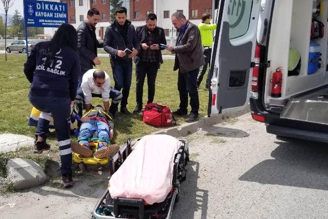 Aile, Kızlarından Ayrılmayan Genci Dövüp Boş Araziye Attı
