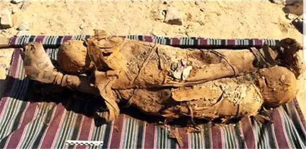Mısır'da Arkeologlar, 30'dan Fazla Mumya Bulunan Toplu Mezar Keşfettiler