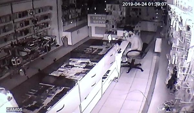 Yakınlarıyla Görüntülü Görüşürken, Tabancayı Başına Dayayıp İntihar Etti