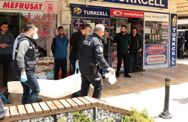 Yakınlarıyla Görüntülü Görüşürken, Tabancayı Başına Dayayıp İntihar Etti