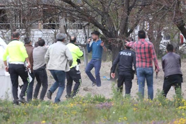 16 Farklı Suçtan Aranan Şüpheli, Kovalamaca Sonrası Köşeye Sıkışınca İntihara Kalkıştı