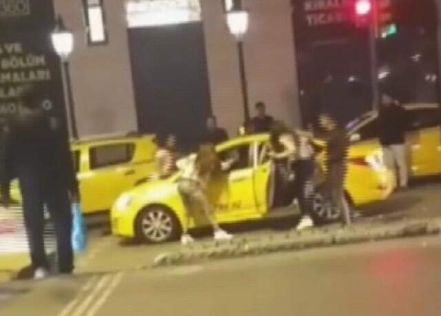 Tarlabaşı'nda Laf Atan Kişiyi Öfkeli Gruptan Taksici Kurtardı Tarlabaşı'nda Laf Atan Kişiyi Öfkeli Gruptan Taksici Kurtardı! Dehşet Anları Kamerada