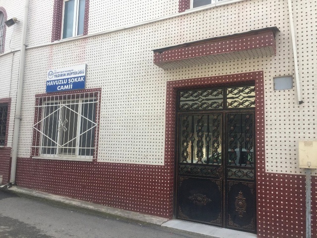 Şafak Vakti Camiden Sadaka Kutusunu Çalan Hırsızlar Kameraya Yakalandı