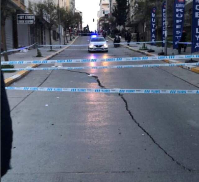 İstanbul'da Caddede Çatlak Oluştu, Çevredeki Bir Bina Boşaltıldı