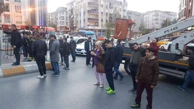 İstanbul'da Caddede Çatlak Oluştu, Çevredeki Bir Bina Boşaltıldı