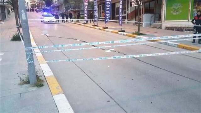 İstanbul'da Caddede Çatlak Oluştu, Çevredeki Bir Bina Boşaltıldı