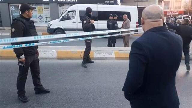 İstanbul'da Caddede Çatlak Oluştu, Çevredeki Bir Bina Boşaltıldı