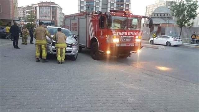 İstanbul'da Caddede Çatlak Oluştu, Çevredeki Bir Bina Boşaltıldı