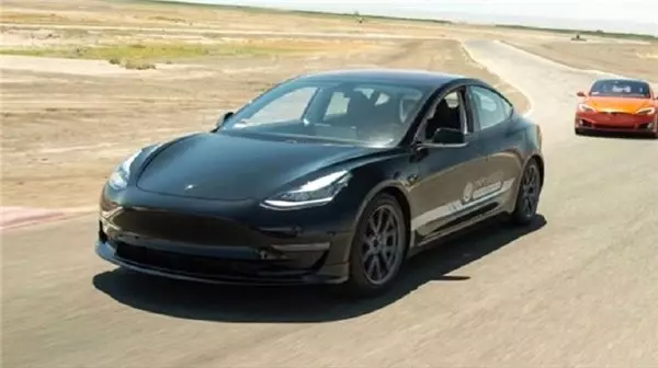 Tesla Model 3'ün Otomatik Pilotu, Bir Ailenin Hayatını Kurtardı (Video)