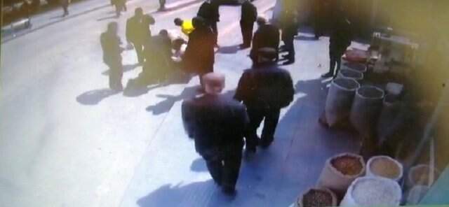 Yaşlı Adam Ölümden Döndü Ayağı Burkulunca Yola Düşen Yaşlı Adamın Mucizevi Kurtuluşu Kameralara Yansıdı