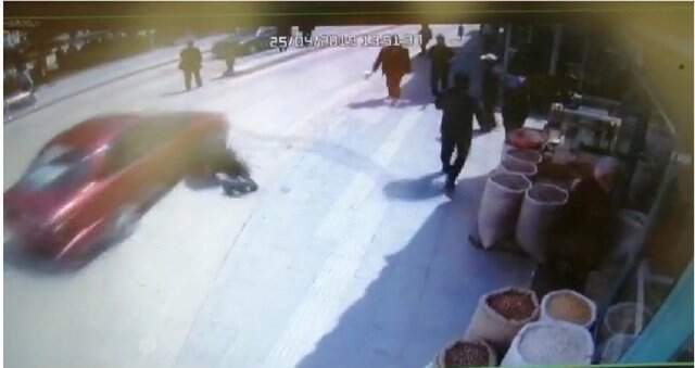 Yaşlı Adam Ölümden Döndü Ayağı Burkulunca Yola Düşen Yaşlı Adamın Mucizevi Kurtuluşu Kameralara Yansıdı