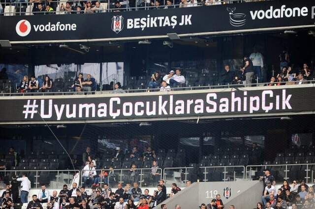 Beşiktaş-Ankaragücü Maçında 1 Dakikalık Tepki! Kimse Hareket Etmedi Beşiktaş-Ankaragücü Maçında 1 Dakikalık Tepki! Kimse Hareket Etmedi