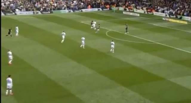 Leeds United-Aston Villa Maçında Saha Karıştı