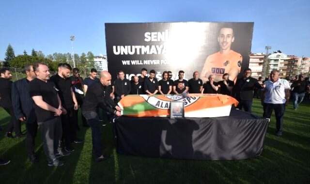 Alanyasporlu Josef Sural İçin Tesislerde Tören Düzenlendi Alanyasporlu Josef Sural İçin Tesislerde Tören Düzenlendi