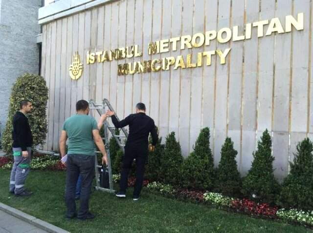 <a class='keyword-sd' href='/istanbul-buyuksehir-belediyesi-2/' title='İstanbul Büyükşehir Belediyesi'>İstanbul Büyükşehir Belediyesi</a> Tabelasına T.C. İbaresi Eklenecek Ankara'nın Ardından İBB'nin de Tabelası Değişiyor