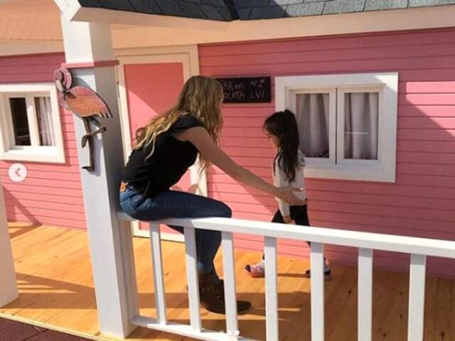 Sinem Kobal'dan Demet Akalın'ın Küçük Kızına Büyük Sürpriz!