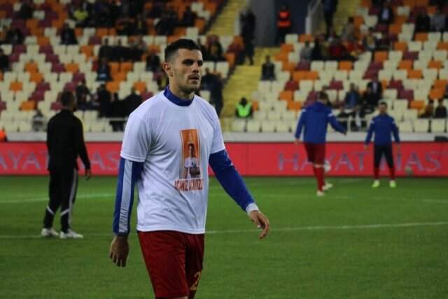 Yeni Malatyasporlu Futbolcular Josef Sural'ı Unutmadı Yeni Malatyasporlu Futbolcular Josef Sural'ı Unutmadı