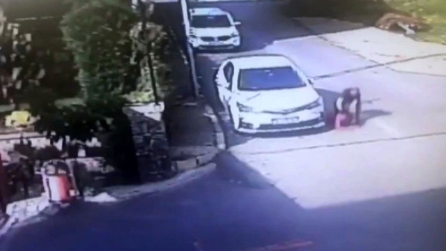 Şehir Magandası, Arabasına Erik Çekirdeği Atan Çocuğu Öldüresiye Dövdü