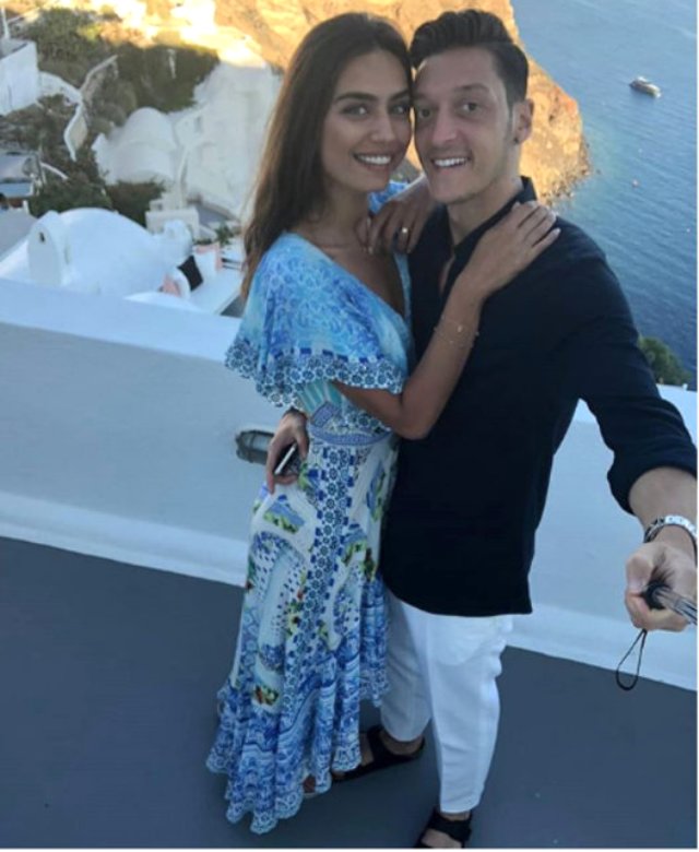 Mesut Özil'den, Nişanlısı Amine Gülşe'nin Doğum Gününe Özel Romantik Paylaşım
