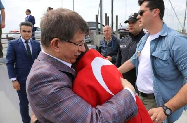 AK Parti Logolu Tişört Giyerek İntihar Etmek İsteyen Vatandaşı, Ahmet Davutoğlu İkna Etti!