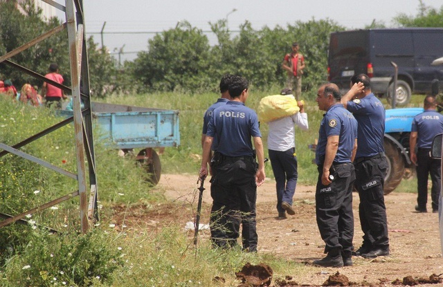 Polisler, Başakçılara Karşı Patates Tarlasında Nöbet Tuttu