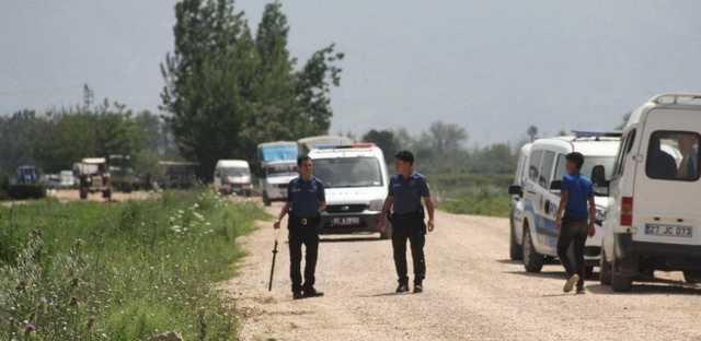 Polisler, Başakçılara Karşı Patates Tarlasında Nöbet Tuttu