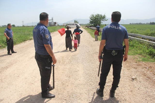 Polisler, Başakçılara Karşı Patates Tarlasında Nöbet Tuttu