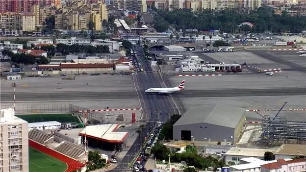 İnmeyi Başaran Pilotların Alkışlandığı Dünyanın En Tehlikeli 10 Havaalanı