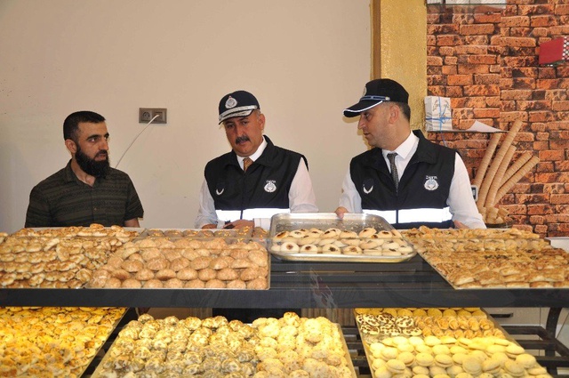 Belediye Başkanı'nı Zabıta Kıyafetiyle Karşısında Gören Esnaf Şaşıp Kaldı