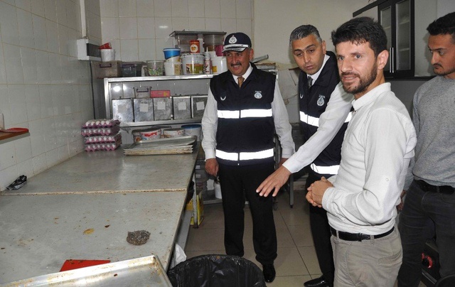 Belediye Başkanı'nı Zabıta Kıyafetiyle Karşısında Gören Esnaf Şaşıp Kaldı