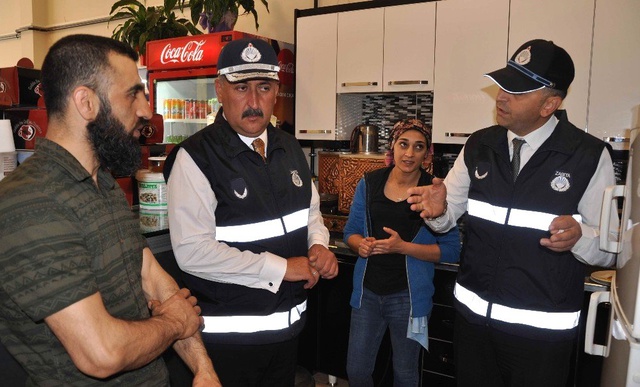 Belediye Başkanı'nı Zabıta Kıyafetiyle Karşısında Gören Esnaf Şaşıp Kaldı