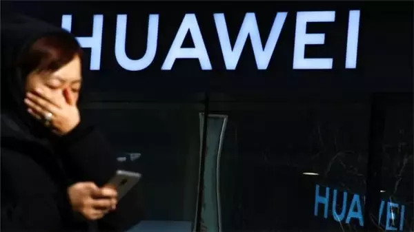 İngiltere Kaynıyor: Savunma Bakanı, Huawei Yüzünden Görevinden Alındı