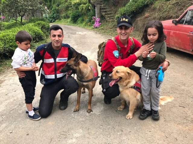 Rize'nin Fındıklı İlçesinde Kaybolan 2 Çocuk Ormanlık Alanda Bulundu Rize'nin Fındıklı İlçesinde Kaybolan 2 Çocuk Ormanlık Alanda Bulundu