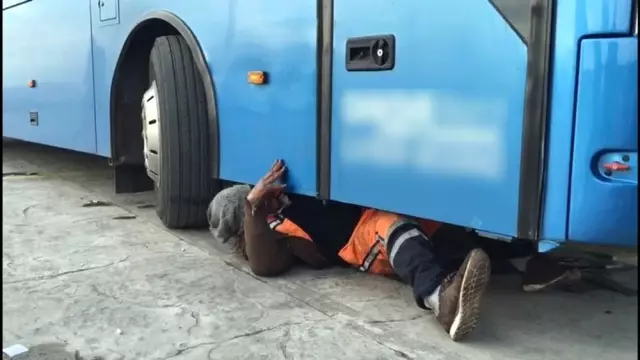 Otobüs Tekerinin Boşluğunda Yolculuk Yapmaya Çalışan Yabancı Uyruklu Şahsı Şoför Ele Verdi