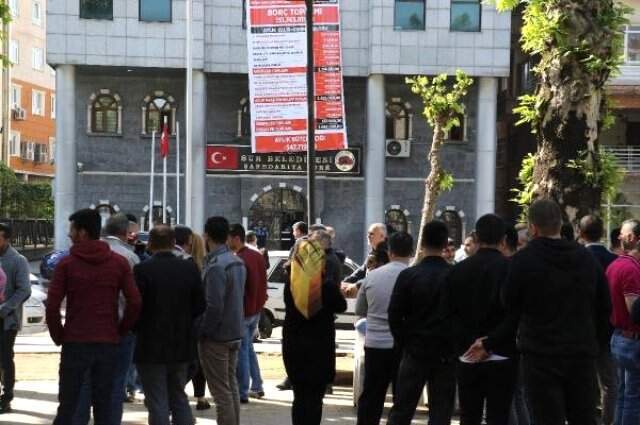 Diyarbakır'da Sur Belediyesi 145 İşçiyi İşten Çıkardı Diyarbakır'da Sur Belediyesi 145 İşçiyi İşten Çıkardı