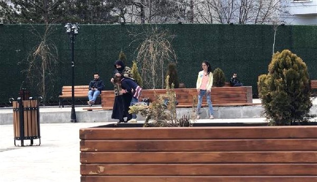 Sosyal Deneyi Gerçek Sanan Vatandaşlar, Kızını Döven Anneye Anında Müdahale Etti