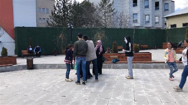 Sosyal Deneyi Gerçek Sanan Vatandaşlar, Kızını Döven Anneye Anında Müdahale Etti