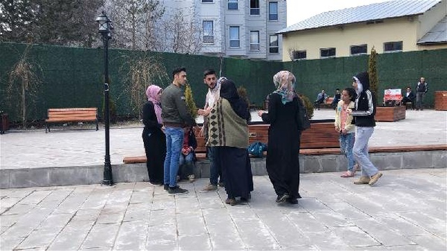 Sosyal Deneyi Gerçek Sanan Vatandaşlar, Kızını Döven Anneye Anında Müdahale Etti