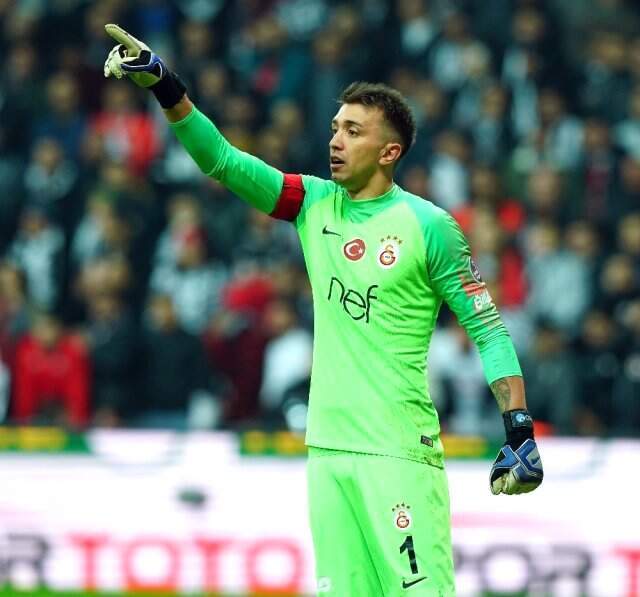 Muslera ile Selçuk İnan Beşiktaş Derbisi Kaçırmadı Muslera ile Selçuk İnan Beşiktaş Derbisi Kaçırmadı